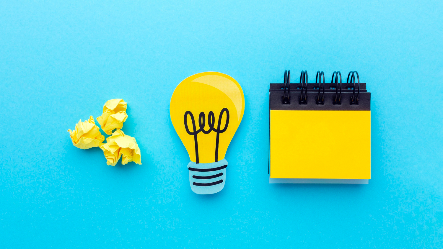 Imagem destaque do artigo - Papel amassado, desenho de uma lampada e bloco de anotações
